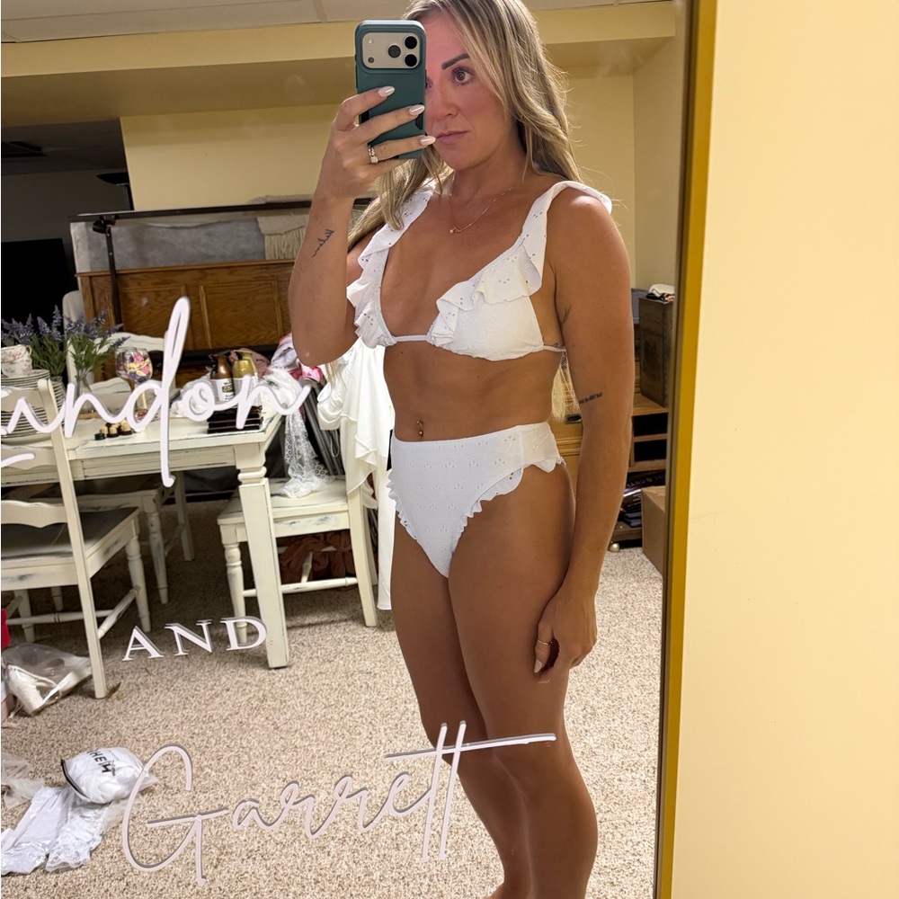 LuLus - White Ruffled Bikini Set - Picture 2 of 3